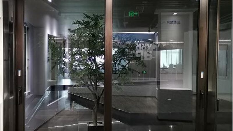 折叠门的价格并非一成不变，它受到多种因素的影响。以下是一些主要的价格构成因素：